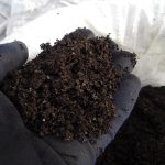 茶殻にクリンカを混ぜて発酵させた耕力堆肥！